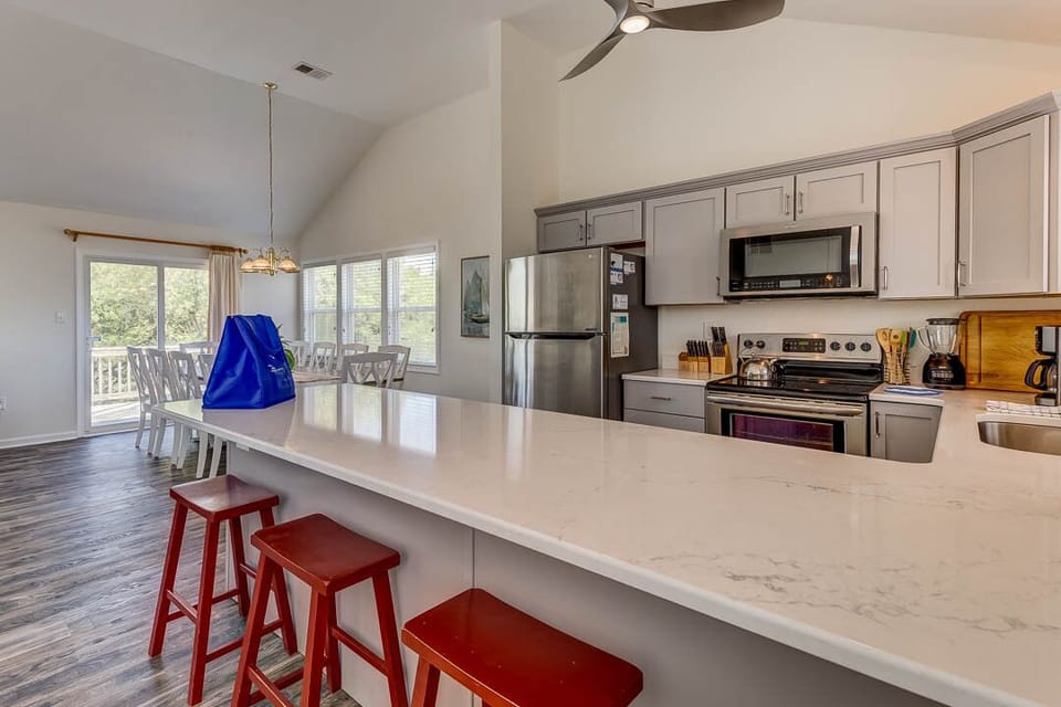 Top-Level Kitchen with Bar (seats 4)