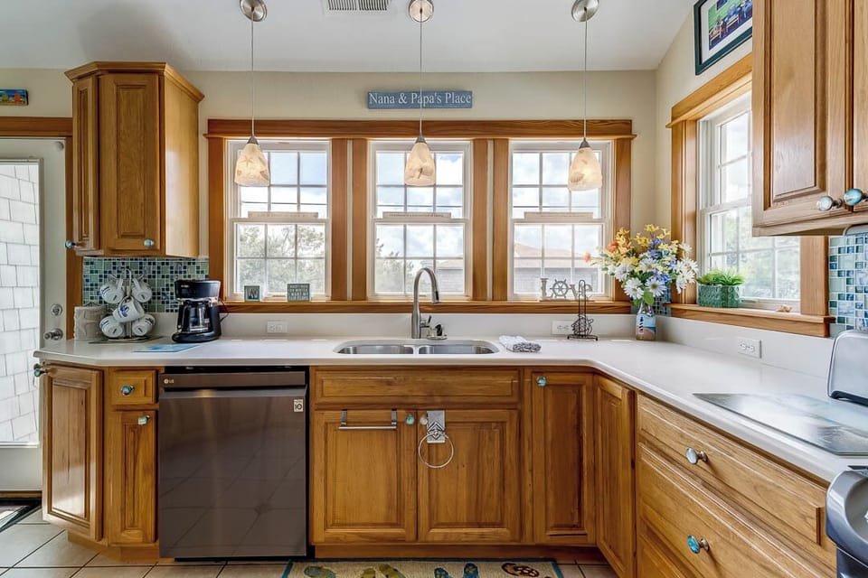 Top-Level Kitchen with Bar (seats 2)