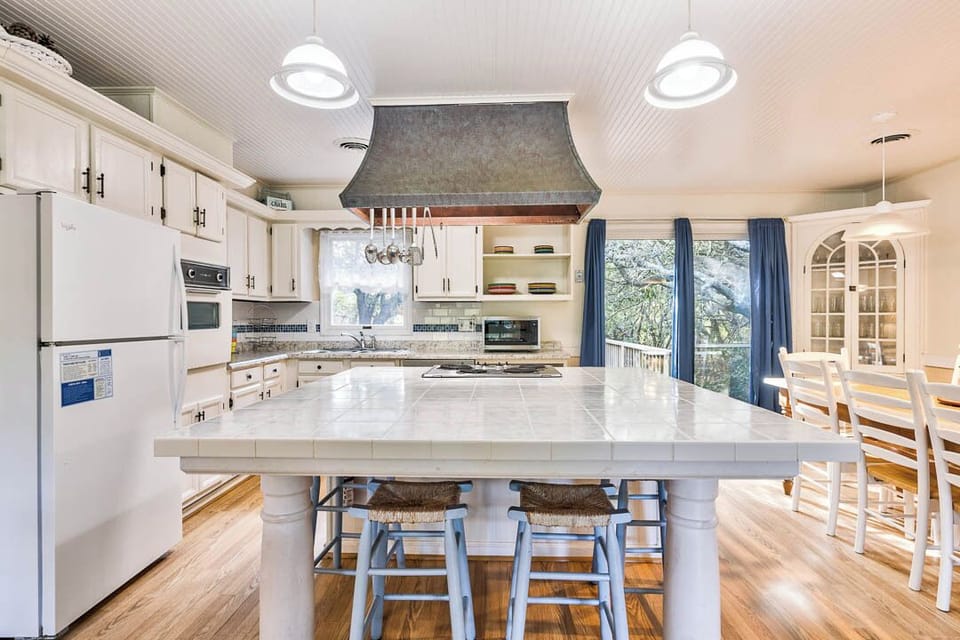 Kitchen with Bar (seats 4)