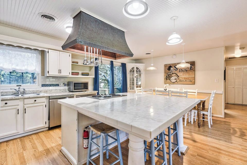 Kitchen with Bar (seats 4)