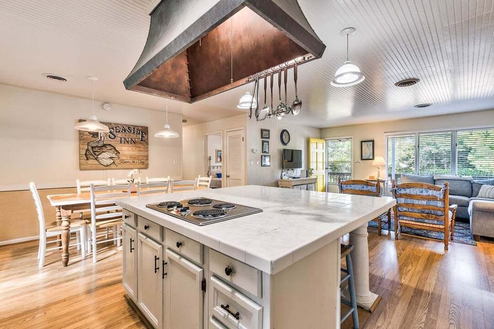 Kitchen with Bar (seats 4)
