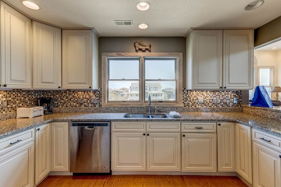Top-Level Kitchen with Bar seats 4