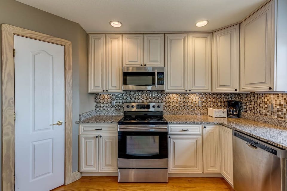 Top-Level Kitchen with Bar seats 4