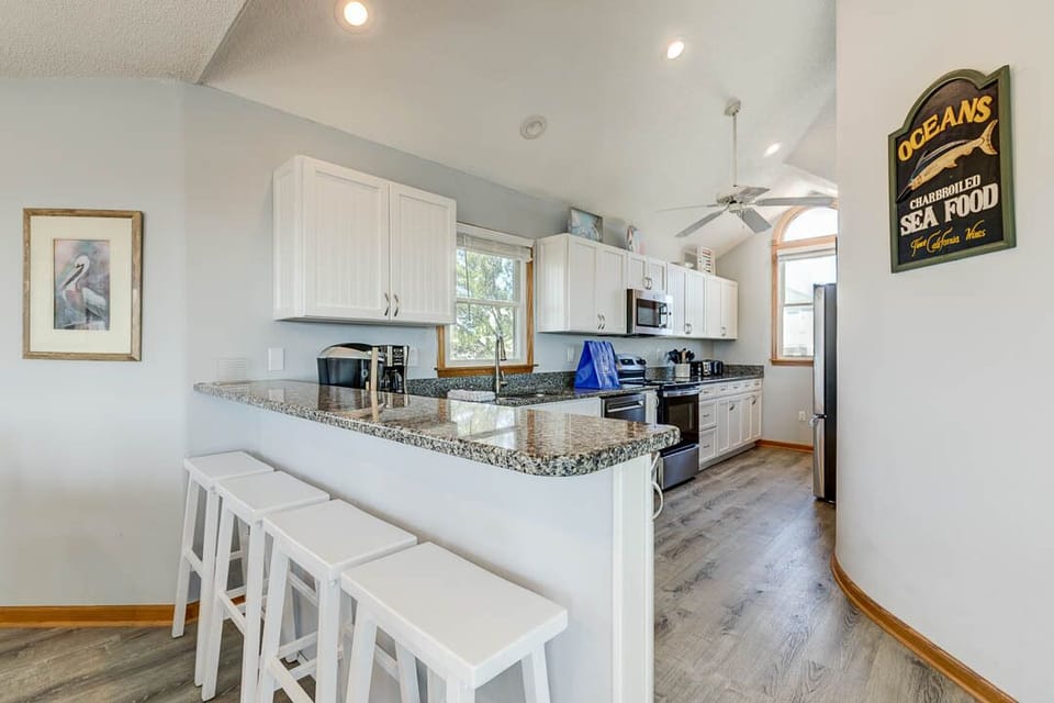 Top-Level Kitchen with Bar (seats 4)