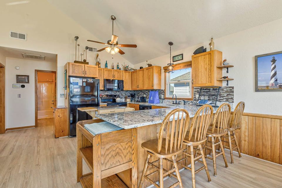 Top-Level Kitchen with Bar (seats 4)