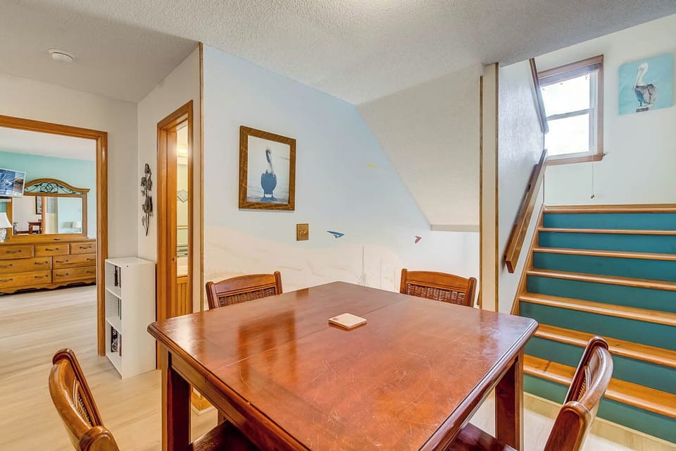 Mid-Level Common Area with Table (seats 4)