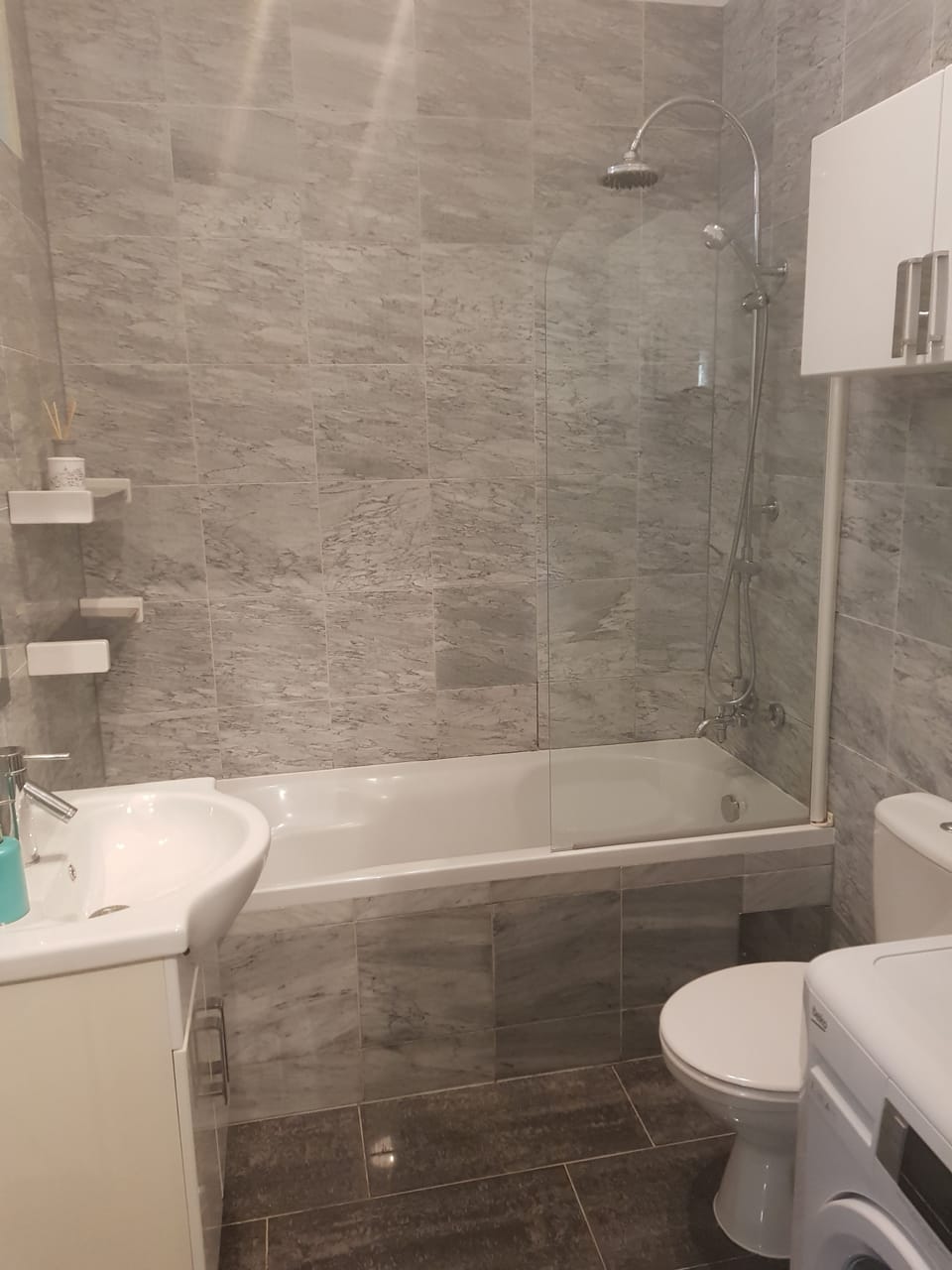 Apartment | Bathroom | Bathtub, free toiletries, hair dryer, towels