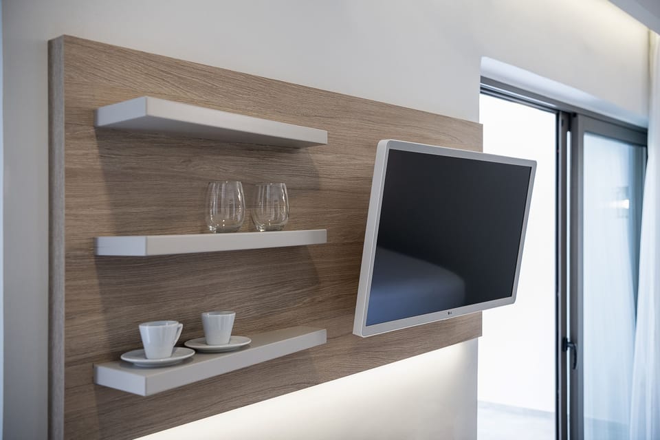 Superior Double Room, Garden View | Minibar, in-room safe, desk, laptop workspace