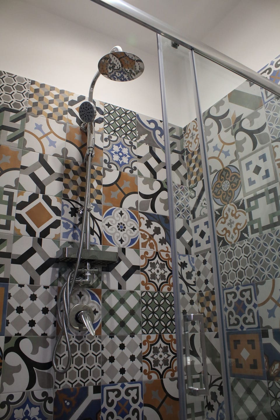 Standard Double Room | Bathroom shower