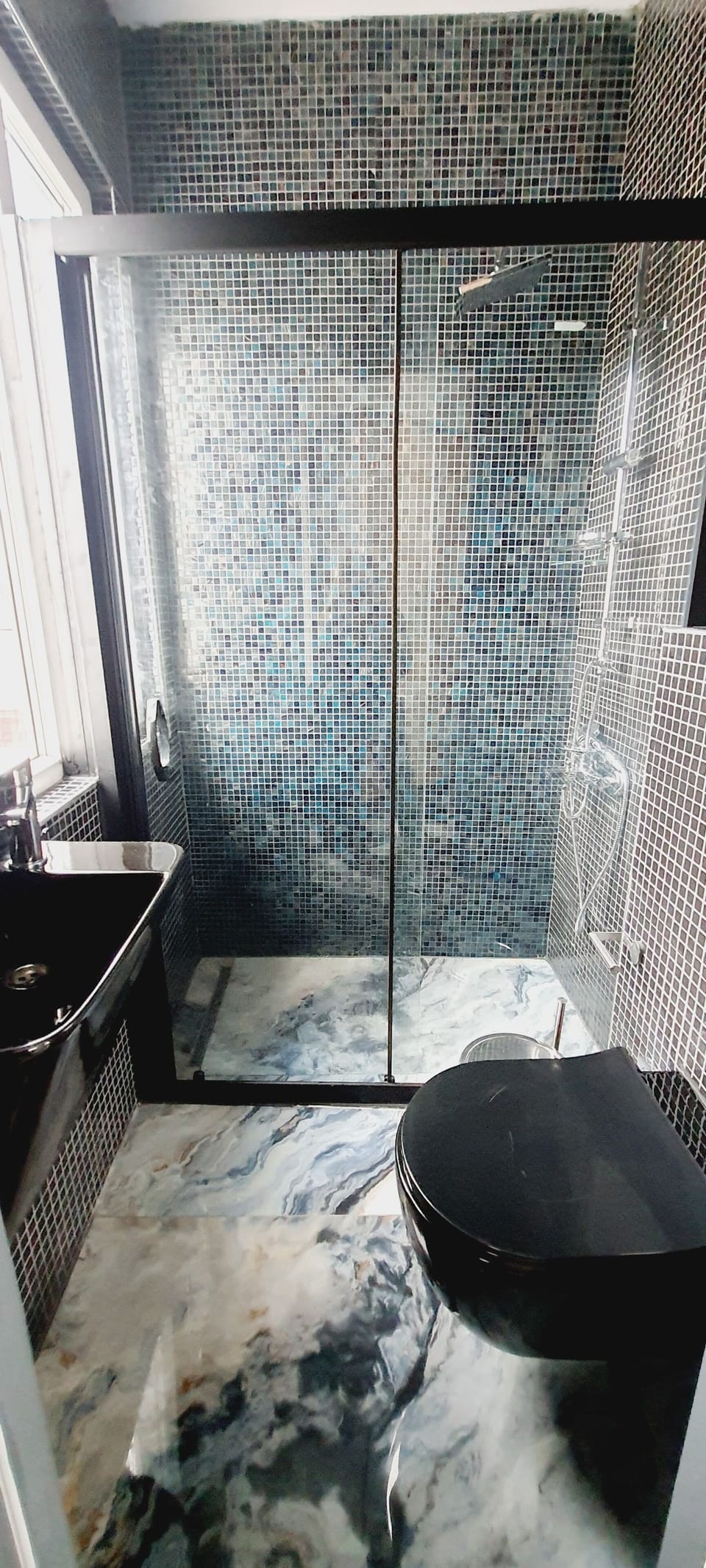 Deluxe Double Room | Bathroom | Shower, free toiletries, hair dryer, slippers
