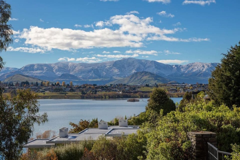 Less than a 10 minute drive from the International Airport and Frankton shops