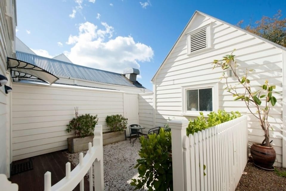 Private entrance and courtyard