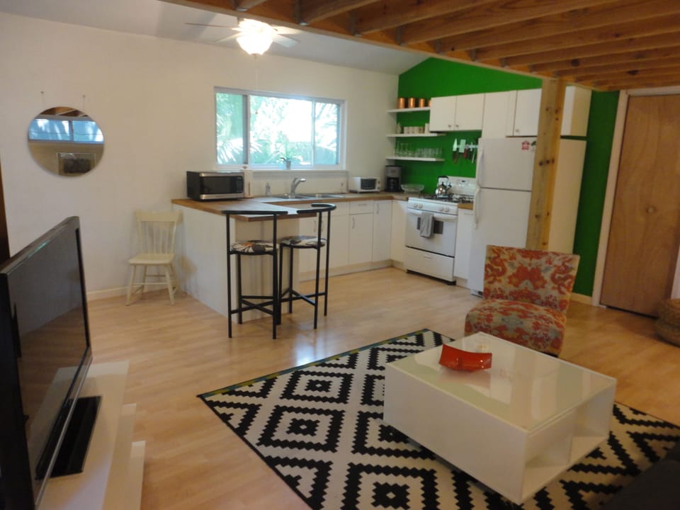 Eat-in kitchen counter; everyone loves to hang in the kitchen! 