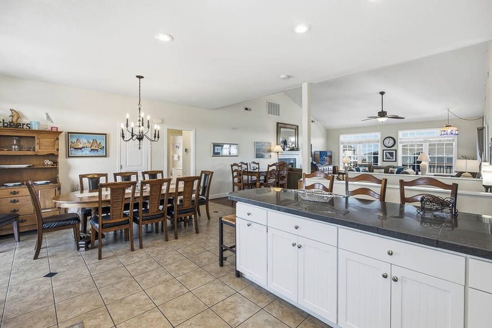 Top-Level Kitchen with Bar (seats 5)
