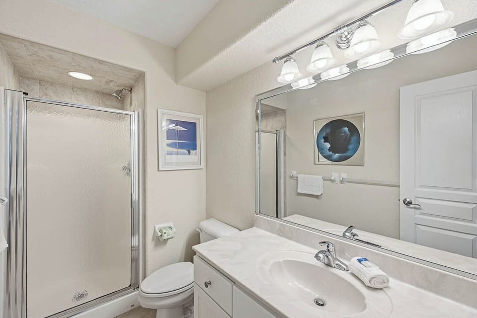 Mid-Level Hall Full Bathroom