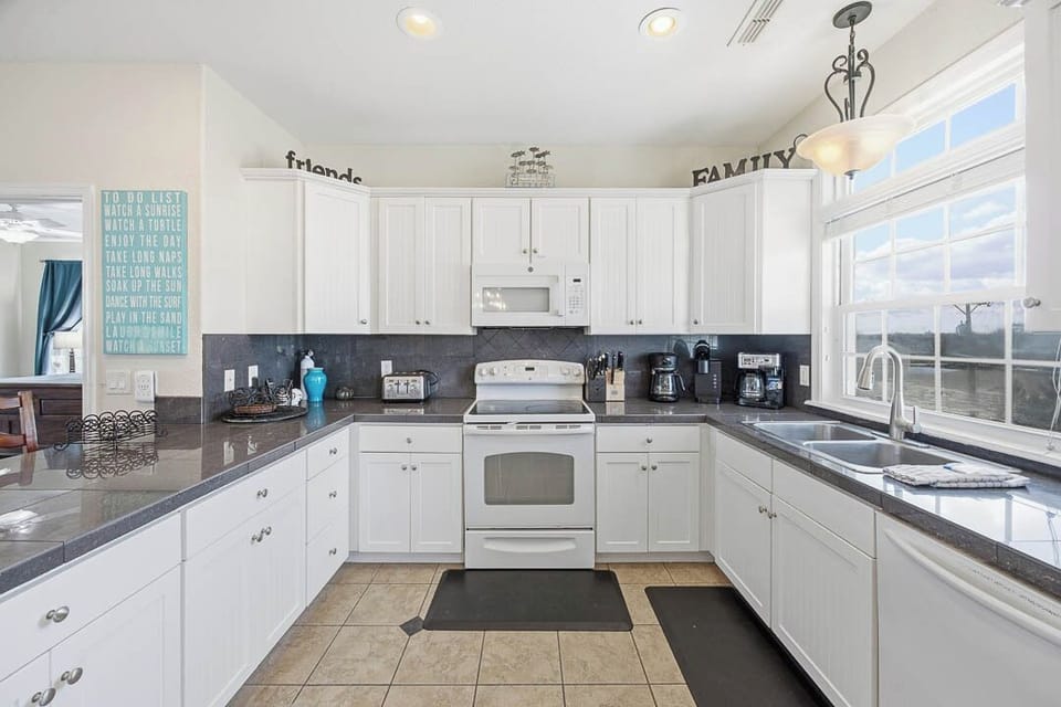 Top-Level Kitchen with Bar (seats 5)