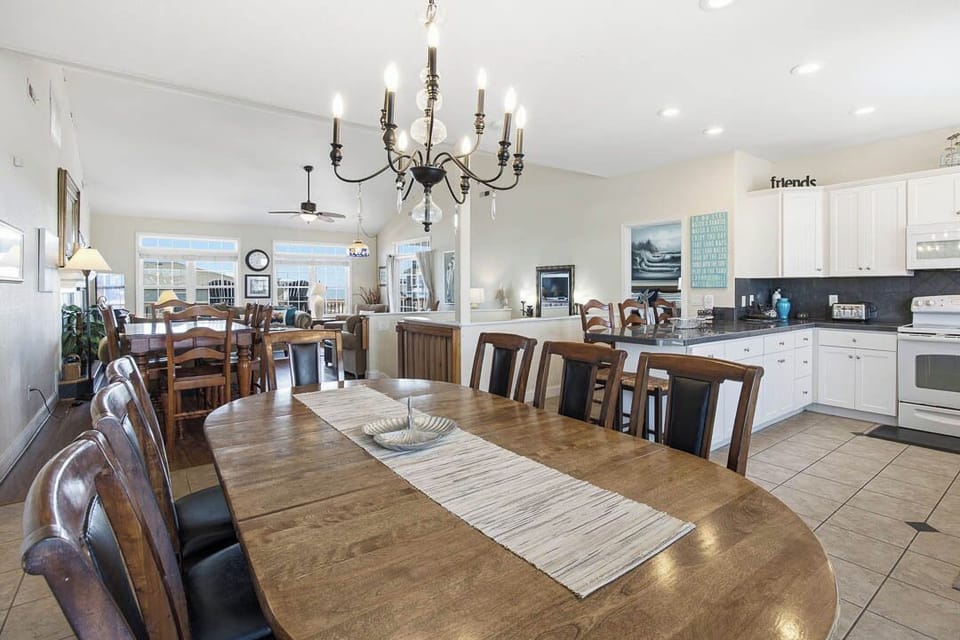 Top-Level Dining Room with Table (seats 8)