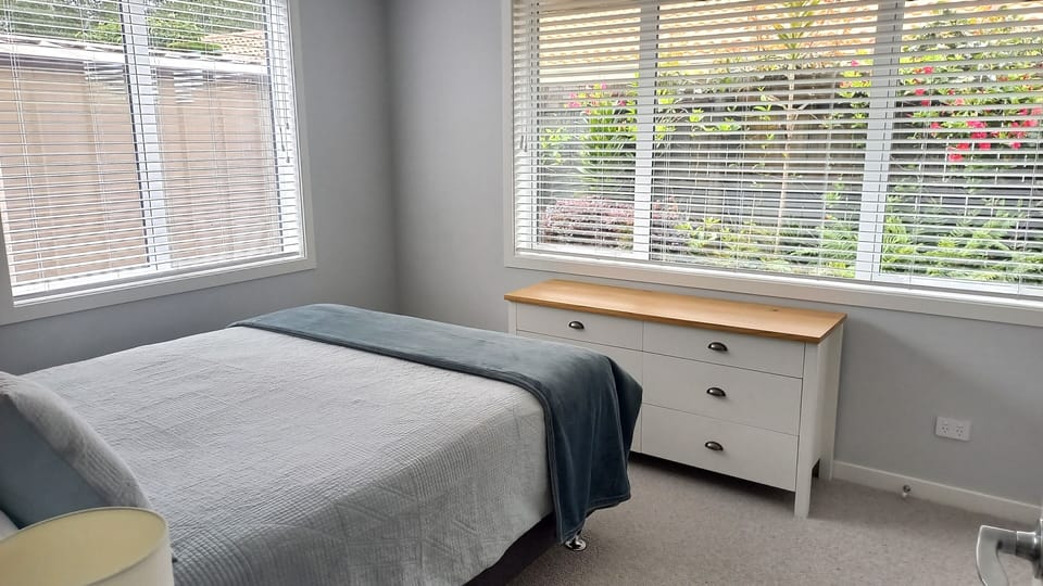 Queen room with beautiful garden views, light and bright 