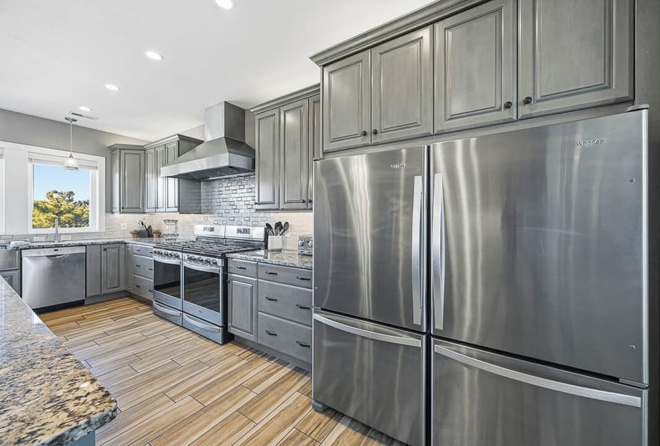 Mid-Level Kitchen with Bar (seats 8)