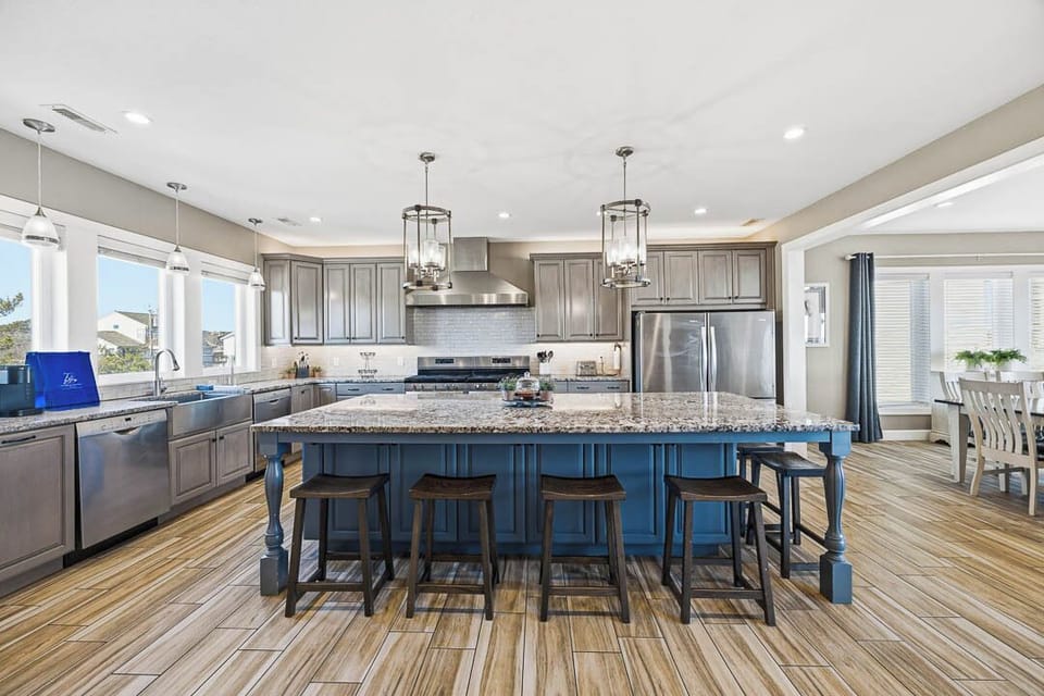 Mid-Level Kitchen with Bar (seats 8)