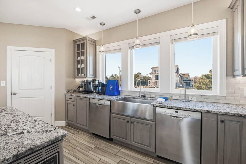 Mid-Level Kitchen with Bar (seats 8)
