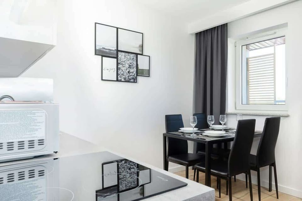 Fully equipped kitchenette. 