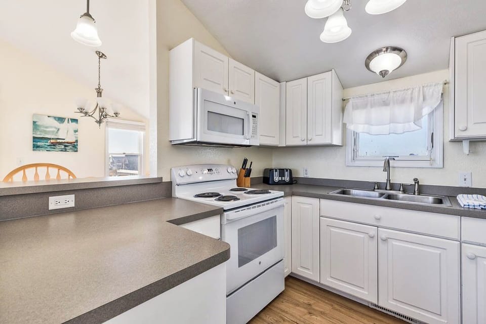 Top-Level Kitchen with Bar (seats 3)