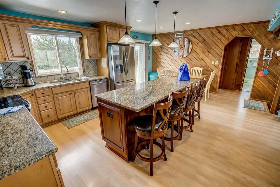 Mid-Level Kitchen with Island seats 4