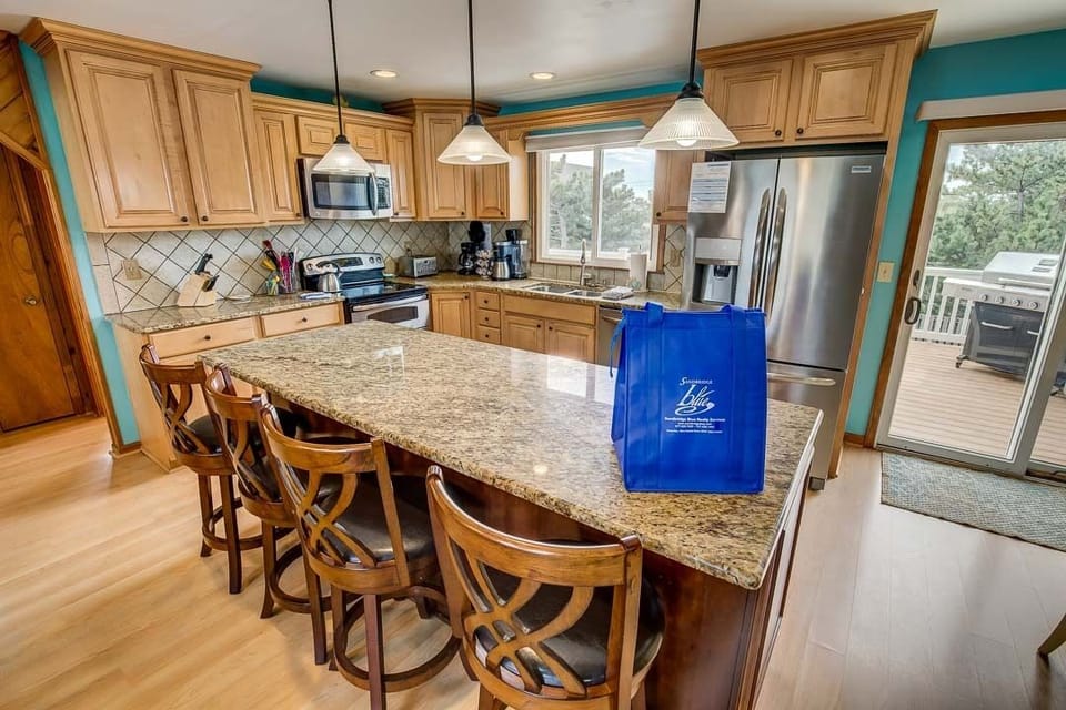 Mid-Level Kitchen with Island seats 4