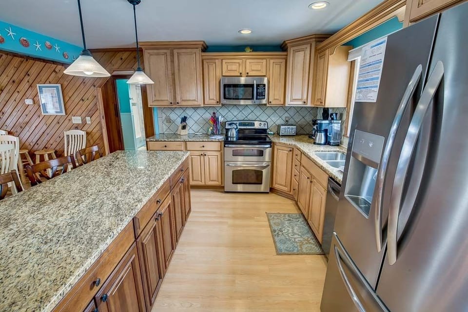 Mid-Level Kitchen with Island seats 4