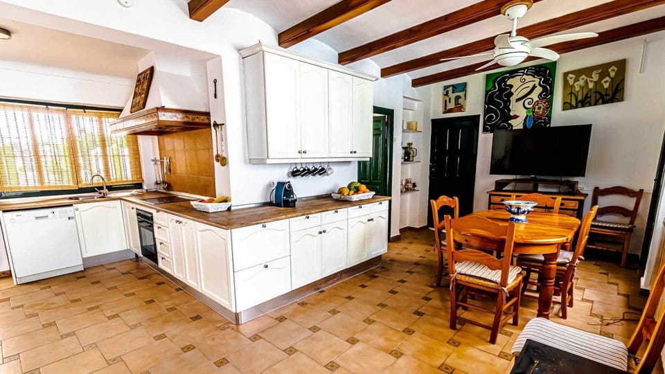 Kitchen or kitchenette,Dining area