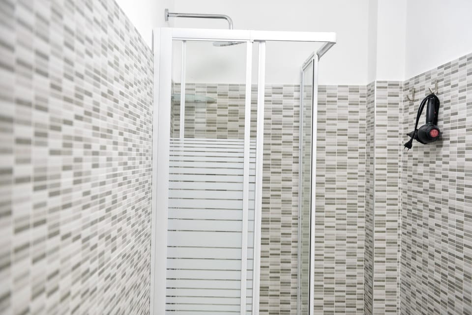 Standard Double Room | Bathroom shower