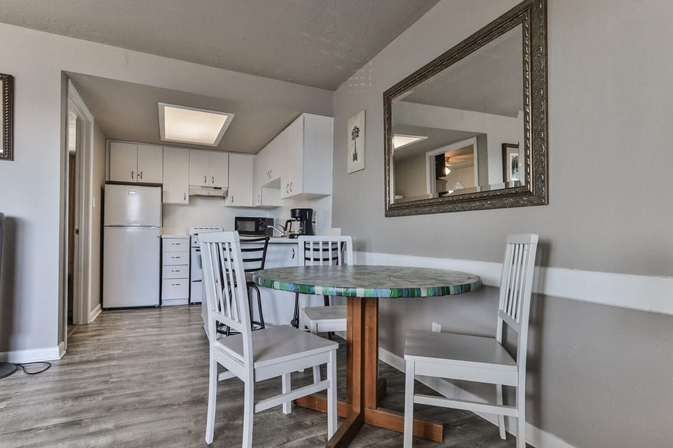 Suite | Living area | 50-inch flat-screen TV with cable channels, TV