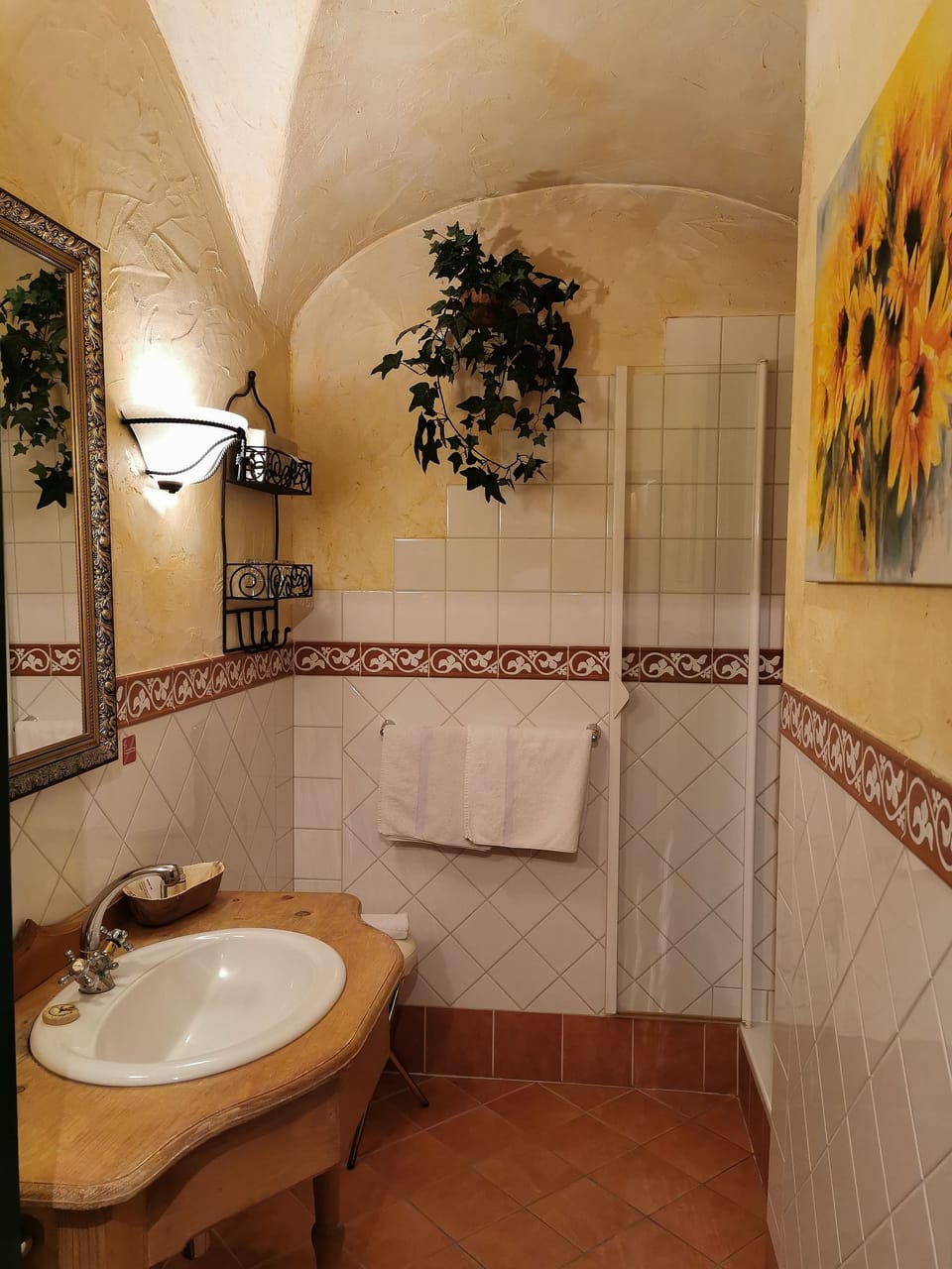 Junior Suite | Bathroom | Shower, hair dryer, towels, soap