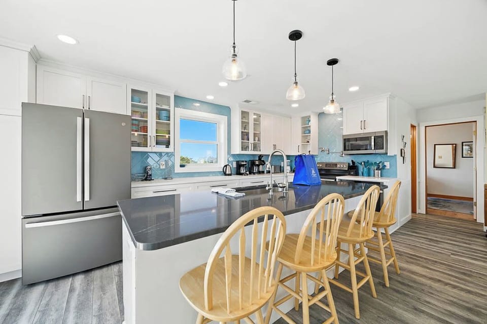 Top-Level Kitchen with Bar (seats 6)