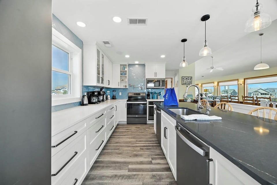 Top-Level Kitchen with Bar (seats 6)