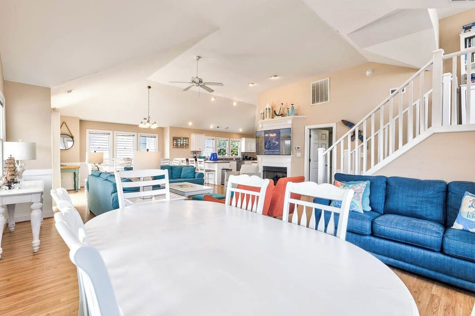 Top-Level Dining Room with Additional Table (seats 6)