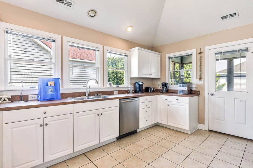 Top-Level Kitchen with Bar (seats 3)