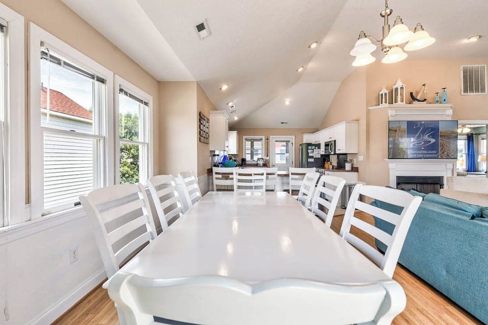 Top-Level Dining Room with Table (seats 8)