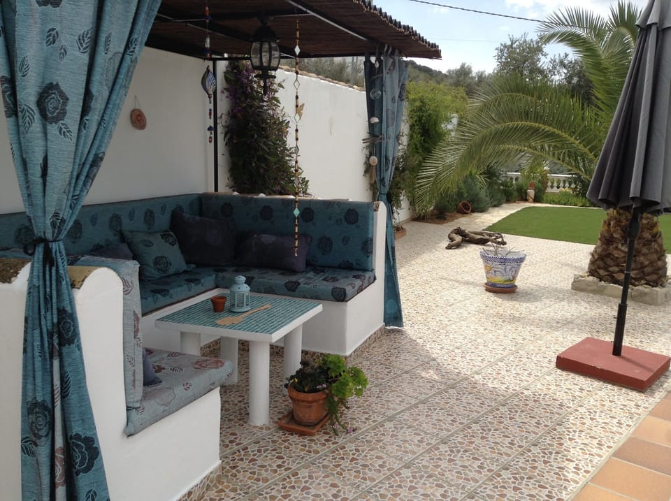 Kayenne garden seating area.