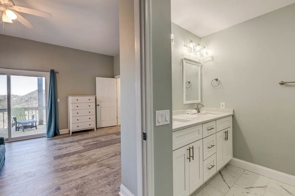 Mid-Level King Master Bathroom