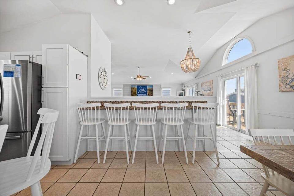 Top-Level Kitchen with Bar (seats 5)