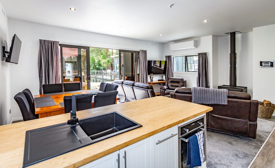 Open plan kitchen/dining/lounge 