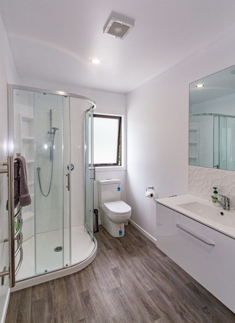 Main bathroom 