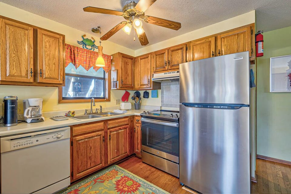Mid-Level Kitchen with Bar (seats 3)