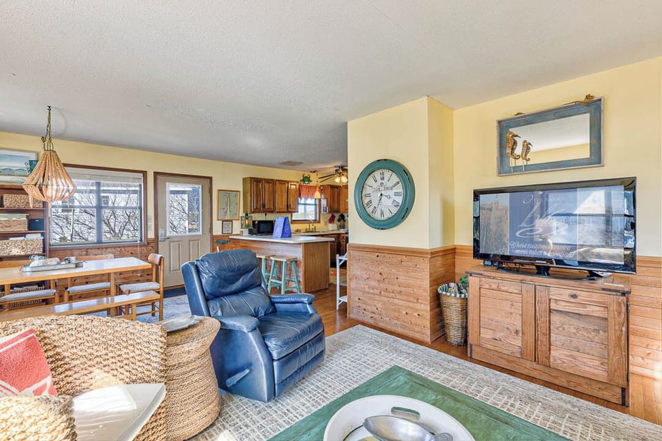 Mid-Level Living Room with Deck Access