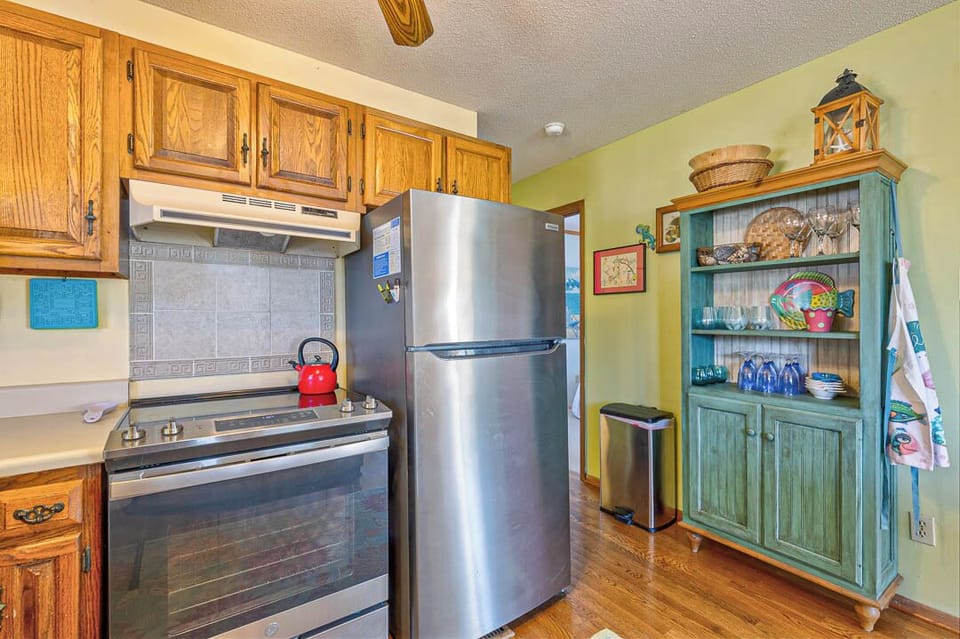 Mid-Level Kitchen with Bar (seats 3)