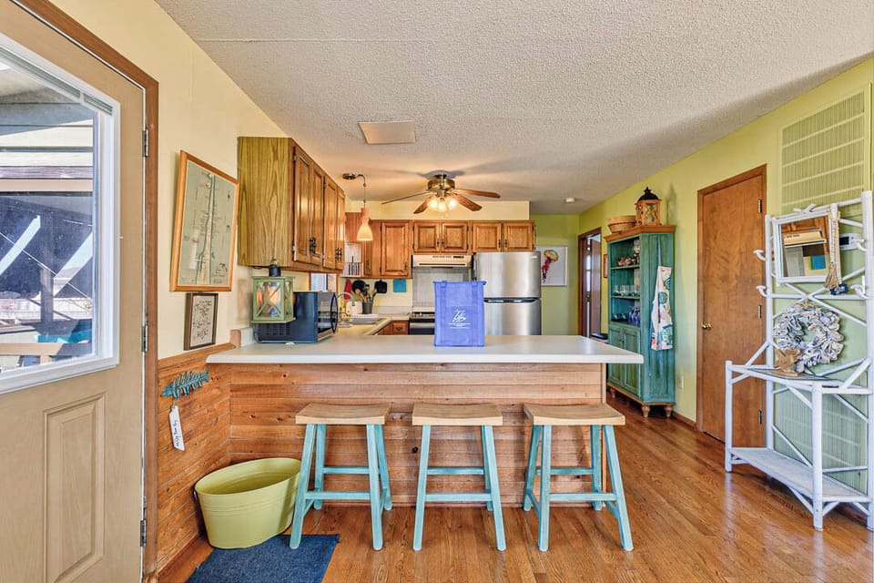 Mid-Level Kitchen with Bar (seats 3)