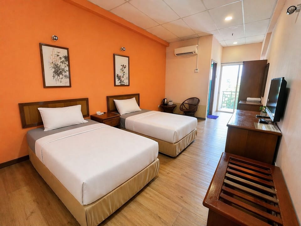 Deluxe Twin Room, Balcony | Desk, laptop workspace, blackout drapes, soundproofing