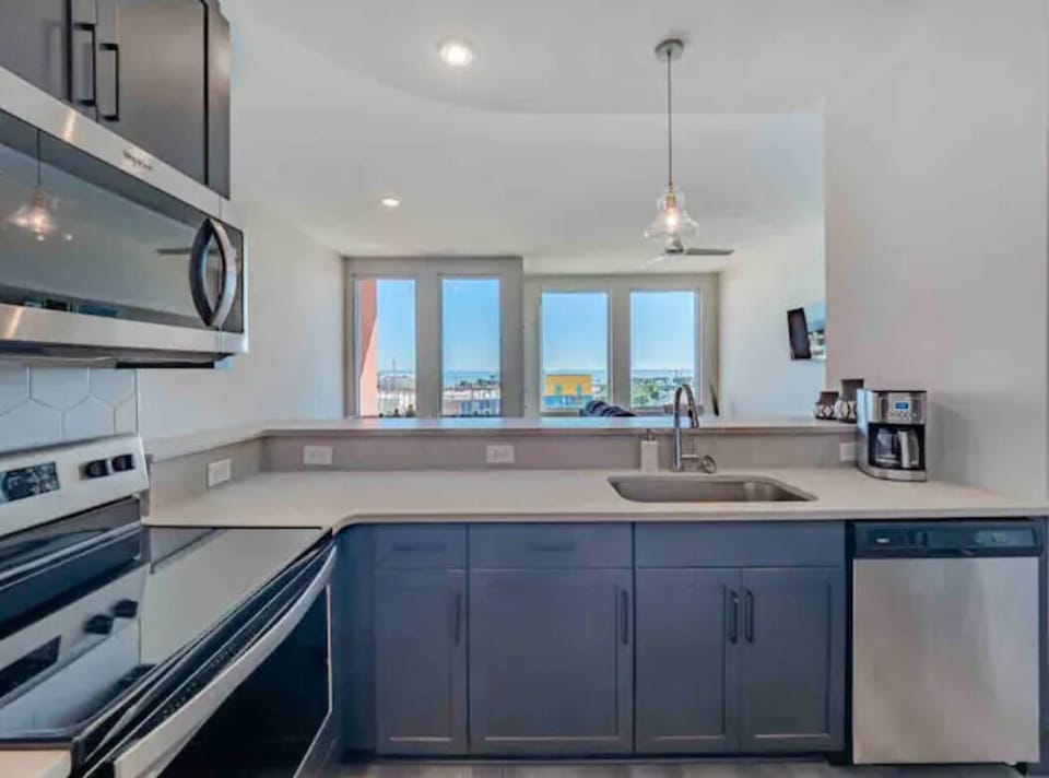 Modern and equipped kitchen with new appliances.